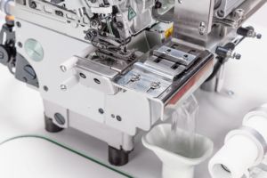 Machine à coudre surjeteuse semi-automatique RONMACK RM-NST-4UCQ-DGN pour la pose de ceintures, de cols et de bordures - Product Image 3