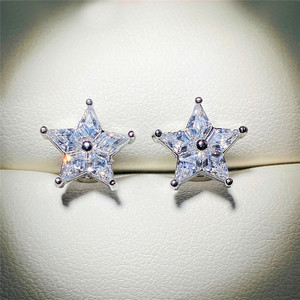 Orecchini a Forma di Stella a Cinque Punte per Donne, Accessori per Orecchie Semplici da Indossare Quotidianamente, per Outfit Casual e Regalo - Product Image 1