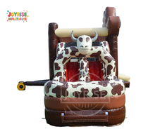 Structure gonflable à thème taureau avec toboggan pour enfants, idéale pour les fêtes en extérieur