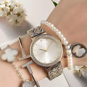 Reloj de Lujo Plateado para Mujer con Brazalete Adornado con Pedrería, Elegante Reloj de Pulsera de Cuarzo con Esfera Negra para Ocasiones Formales e Informales - Product Image 6