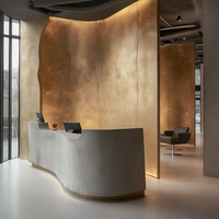Bureau d'accueil personnalisé en pierre calcaire pour salon de beauté et hôtel de luxe, avec logo Newstar
