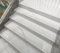 Carreaux de céramique pour marches d'escalier / Céramique pour escalier / Carreaux de céramique effet marbre pour marches d'escalier / Carreaux de sol modernes en porcelaine mate
