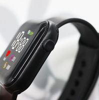 Montre numérique LED de style sportif pour couples, bracelet carré en plastique à motif cœur, vente chaude