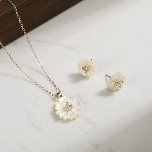 Gioielli Raffinati in <span class=keywords><strong>Argento</strong></span> Sterling <span class=keywords><strong>925</strong></span> Placcato Oro 14K con Set di Collana e Orecchini in Madreperla Naturale - Product Image 1