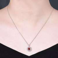 Pendentif SGARIT en or massif 18 carats avec rubis naturel non chauffé du Mozambique de 0,63 ct couleur sang de pigeon, serti sur le côté avec 59 diamants pour femme