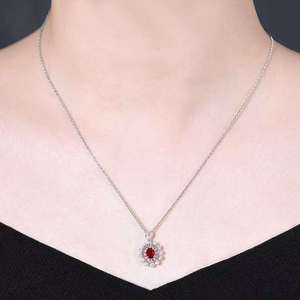 Pendentif SGARIT en or massif 18 carats avec rubis naturel non chauffé du Mozambique de 0,63 ct couleur sang de pigeon, serti sur le côté avec 59 diamants pour femme - Product Image 5