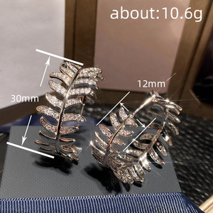 Orecchini a Goccia con Zirconi a Forma di Foglia di Grano, Design Elegante e alla Moda per Donne - Product Image 3
