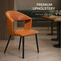 Chaise de salle à manger en cuir cognac avec dossier enveloppant, découpe rectangulaire, coutures verticales, pieds noirs effilés