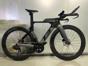 Vélo de contre-la-montre en fibre de carbone aérodynamique haut de gamme, vélo de triathlon sans fil à 24 vitesses pour la course adulte - Product Image 1