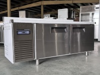 Meja Kerja Pendingin 2 Pintu dari Baja Tahan Karat 304 Komersial dengan Panel Belakang, Pendingin Tugas Berat untuk Dapur Kafe