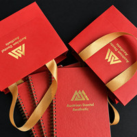 Sacs en papier d'emballage pour vêtements de luxe personnalisés avec logo imprimé en relief et dorure à chaud