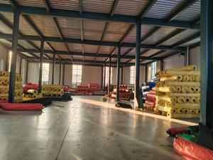 Césped Artificial Gris de Alta Calidad para Cercas, Venta al por Mayor de Fábrica, Altura de Pelo de 1.5 cm, Material de Polipropileno, Duradero y Fácil de Instalar - Product Image 6