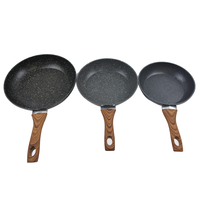Poêle à frire classique nordique en aluminium de 18 cm antiadhésive avec manche en bois, écologique, pour cuisinière à gaz - Vente en gros