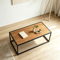 Table basse industrielle polyvalente avec structure en métal noir robuste et plateau en MDF mélaminé pour salon et usage résidentiel