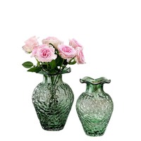 Vase en verre artisanal et peint à la main, style minimaliste américain, couleur crème, bord festonné fraise, design moderne du milieu du siècle, ornement de bureau pour
