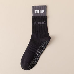 Chaussettes de yoga antidérapantes professionnelles neuves avec logo OEM, chaussettes de Pilates, chaussettes mi-mollet, chaussettes de sport mi-longues, chaussettes de sol de couleur unie - Product Image 6