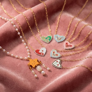 Collar Retro con Diseño de Pez Dorado |   Cadena de Oro de 14K y Colgante de Cerámica, Diseño Nube Oceánica y Corazón - Product Image 2