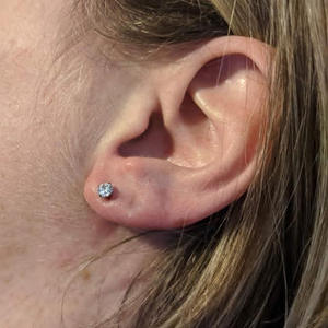 Clous d'oreille en alliage de titane F136 avec zircon, quatre griffes, filetés, clous d'oreille en os, bijoux de piercing corporel à la mode européenne et américaine - Product Image 2