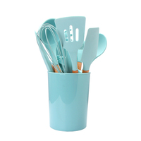 Ensemble d'ustensiles de cuisine écologiques et durables de 12 pièces avec des outils de cuisson en silicone pour une utilisation à la maison