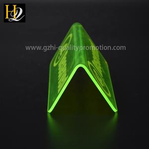 علامة طاولة محجوزة من الاكريليك الأخضر الفلورسنت على شكل حرف V على الموضة من المورد في قوانغتشو مع نقش الشعار - Product Image 6