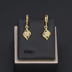 Boucles d'oreilles créoles en laiton plaqué or 24 carats avec zircon, design goutte tendance, géométriques classiques, vente en gros usine Jxx pour femmes - Product Image 3