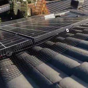 Grillage à mailles carrées noires - Filet de protection contre les oiseaux pour panneaux solaires, pour la sécurité des systèmes photovoltaïques montés sur toiture, antibactérien et anticorrosion - Product Image 1