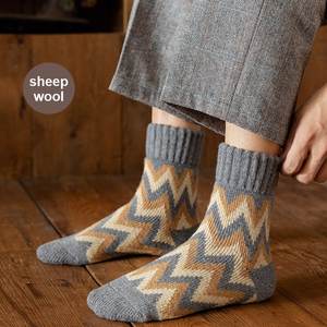 Chaussettes d'hiver épaisses et chaudes en laine de mouton pour hommes, style zigzag, décontractées, vente chaude - Product Image 1