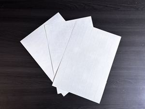 Film blanc écologique moderne avec fibres de renforcement <span class=keywords><strong>sur</strong></span> papier kraft <span class=keywords><strong>enduit</strong></span> d'aluminium pour l'<span class=keywords><strong>isolation</strong></span> thermique des toits - Product Image 3
