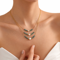 Collier de luxe élégant à plusieurs couches en chaîne dorée, fait main avec perles de rocaille colorées et pendentif en perle d'eau douce, bijoux bohèmes chic