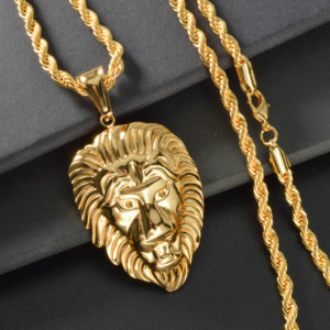 Collier Pendentif Homme en Acier Inoxydable 316L Plaqué Or 18K avec Breloque Tête de Lion Gravable Personnalisée et Chaîne Cubaine Épaisse et Audacieuse - Product Image 1