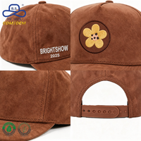 Casquettes de baseball personnalisées en tissu suédé 5 panneaux BSCI GRS avec patchs logo pour événements de groupe, commande de production en gros