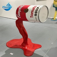 Seau de peinture en résine pour artisanat Pop Art, décoration d'intérieur avec motif de jus de tomate éclaboussant, idéal pour exposition en galerie ou en magasin.