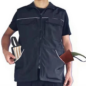 Hondentrainervest van zwart, scheurbestendig materiaal, met ruimte voor de opbergvakken voor trek- en stokspelletjes. - Product Image 2