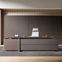 Ensemble de mobilier de bureau de direction incurvé de luxe, bureau de PDG moderne en bois avec armoire latérale et fauteuil en cuir