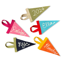Drapeau triangulaire promotionnel personnalisé brodé en feutre doux pour accessoires de porte-clés et breloques de mini-sacs