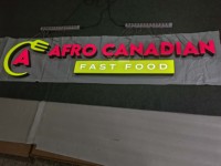 Enseigne lumineuse LED UV multicolore en acier inoxydable avec lettres et boîte à lumière personnalisée pour restaurants et hôtels