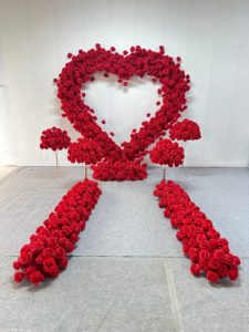 C-HA014 Arco Floreale a Forma di Cuore Artificiale all'Ingrosso, Sfondo con Rose, Arco a Cuore per Decorazioni Matrimoniali - Product Image 1
