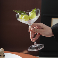 Vente en gros de gobelets en verre avec logo personnalisable Verre à vin en cristal de luxe Fête à domicile Coupe à vin en verre à rayures verticales