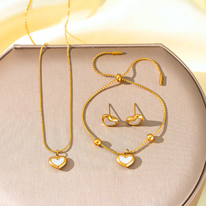 Conjunto de joyas de playa Bohemia | Collar de titanio hipoalergénico y pulsera ajustable | Pendientes de corazón apilables (lujo ligero) - Product Image 1