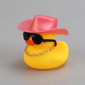 1 ensemble d'accessoires de voiture cool avec chapeau <span class=keywords><strong>collier</strong></span> et lunettes de soleil en caoutchouc canard ornements de voiture canard décorations de tableau de bord de voiture - Product Image 3