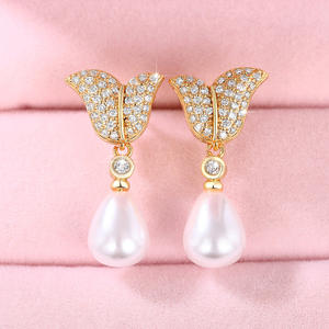 E2164 Orecchini pendenti a forma di farfalla dorata con perla finta rotonda bianca AAA per matrimonio da donna, stile romantico, placcati in oro - Product Image 3