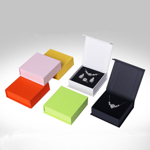 <span class=keywords><strong>Caja</strong></span> <span class=keywords><strong>de</strong></span> Embalaje <span class=keywords><strong>de</strong></span> Joyería con Logotipo Personalizado, Hecha a Mano, <span class=keywords><strong>de</strong></span> Cartón Rígido, Forrada <span class=keywords><strong>de</strong></span> Esponja, con Tapa Abatible, para Pendientes, Anillos, Collares, <span class=keywords><strong>Cierre</strong></span> Magnético - Product Image 3