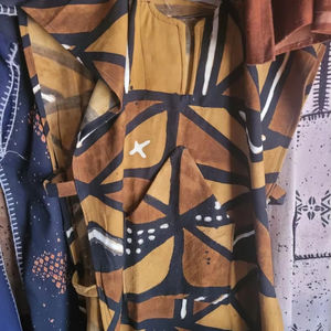 Mini-robe en lin brodée à la main, respirante, design sexy dos nu avec fermeture à nouer - Product Image 1