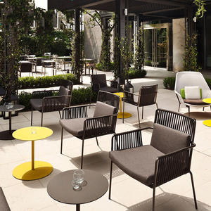Moderne Buitenmeubelen Bistroset, Op Maat Gemaakt Aluminium Frame Stoelen & Ronde Tafels, Op Maat Gemaakte Zitplaatsen voor Stedelijke Bistro's - Product Image 1