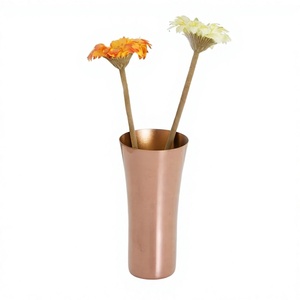 Vase de sol élégant en aluminium avec verre soufflé à la main pour arrangements floraux, décoration moderne pour table et salon - Product Image 1