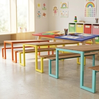 Table de pique-nique d'extérieur utilisée comme table d'art et table colorée pour la formation en maternelle et en école primaire, sûre et écologique