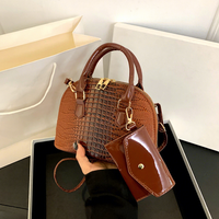 Sac à main de luxe pour femme en cuir PU gaufré crocodile, forme coquille, sac bandoulière de créateur avec chaîne