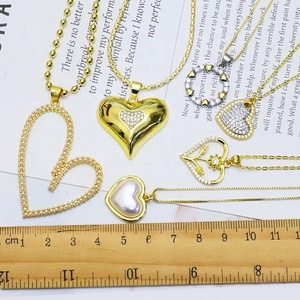 Collier pendentif Vierge Marie pour femme Colarmix, plaqué or 18 carats - Cadeau d'anniversaire tendance - Product Image 6