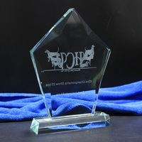 Souvenirs d'anniversaire populaires Plaque de récompense de trophée en verre de cristal en forme de Pentagone
