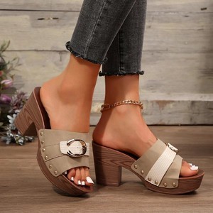 Sandalias de tacón de bloque de madera para mujer, con remaches, hebilla, punta redonda, plataforma, sin cordones, estilo mule, zapatos casuales de verano - Product Image 2